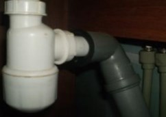 Как устранить причину неприятного запаха из канализационных труб?
